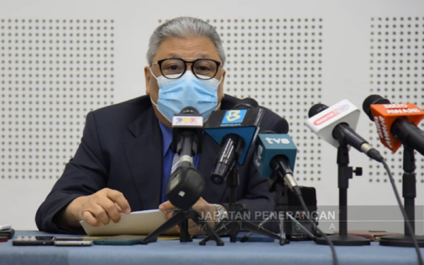 Kadzim dalam sidang akhbar di bangunan DUN Sabah. - Foto Jabatan Penerangan Malaysia