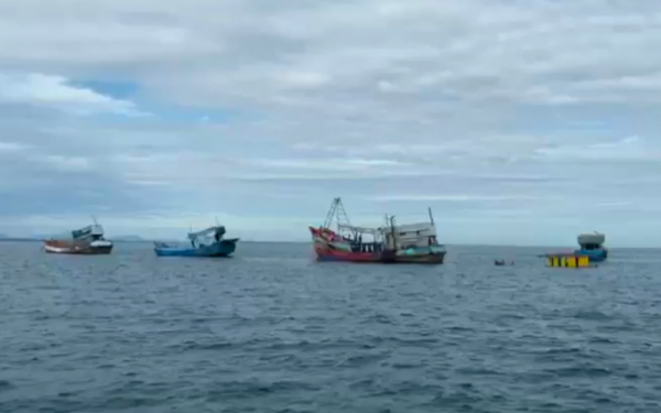 Empat bot nelayan Vietnam yang ditenggelamkan di perairan Pulau Perhentian, Besut pada Rabu untuk dijadikan tukun tiruan. - Foto Maritim Terengganu