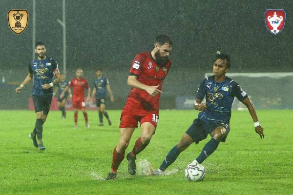 Pemain pertahanan Sarawak United, Stuart Wark (tengah)