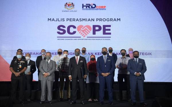 Saravanan (tengah) bergambar bersama sebahagian wakil syarikat yang terlibat sama dalam Program 'Second Chances & Opportunities for People to Excel' (SCOPE) di sebuah hotel pada Rabu. - Foto Bernama 