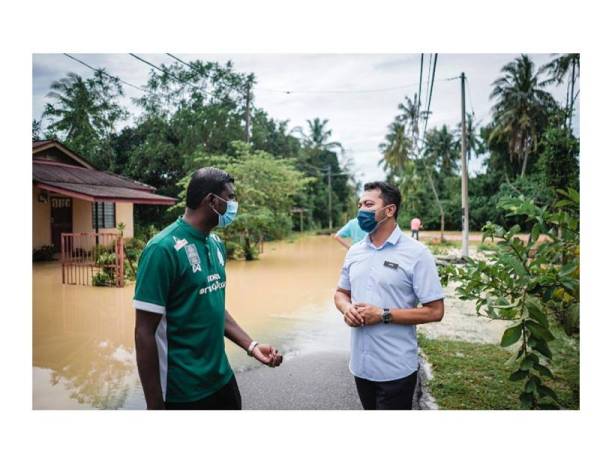 Mohd Amir meninjau dan bertanya khabar keadaan penduduk yang terjejas akibat banjir.