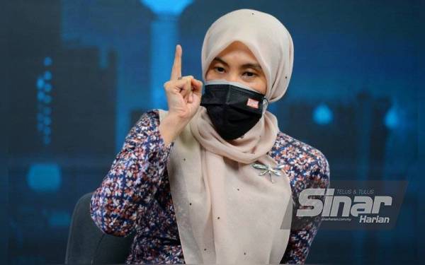 Nurul Izzah ketika menjadi panelis semasa program Kompas Rasuah Busters bertajuk 'Rasuah: Duhai Anak Muda Apa Dah Jadi?' yang diadakan di Kompleks Karangkraf pada Rabu.