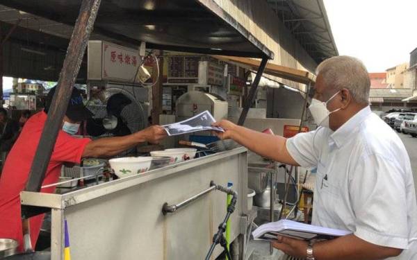 Abdul Hamid mengedarkan risalah kempen sendiri kepada masyarakat DUN Bukit Katil.