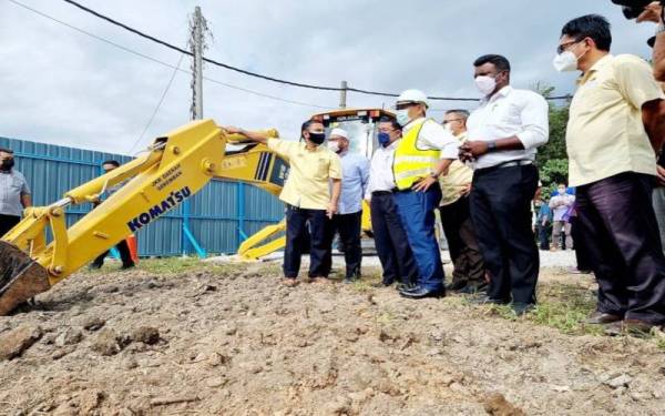 Aminuddin (tiga dari kanan) dan Arul Kumar (dua dari kanan) melihat projek pembinaan jambatan baharu menghubungkan Kampung Batang Benar dan Taman Industri Nilai, Nilai pada Rabu.