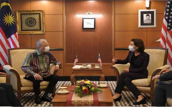  Perdana Menteri, Datuk Seri Ismail Sabri Yaakob pada Khamis menerima kunjungan hormat Setiausaha Perdagangan Amerika Syarikat (AS), Gina Raimondo di pejabatnya di bangunan Parlimen.