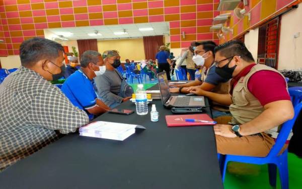 Tiga orang penduduk sekitar Felda Panching sedang berkongsi maklumat bersama wakil PeKa B40.