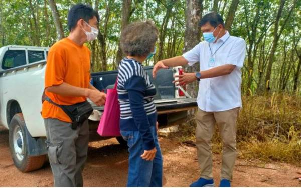 Mohamad Ali (kanan) ketika menerima aduan masalah yang menimpa pekebun di Sungai Udang pada Khamis.