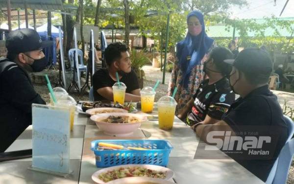 Khadihirah (tiga dari kanan) menyapa pengamal media ketika Majlis Ramah Mesra Bersama Media di Cafe Markisa Chin Chin di Jasin pada Khamis.