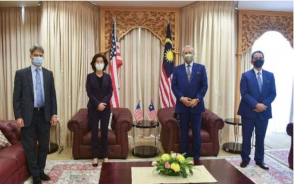 Annuar (dua dari kanan) ketika mengadakan pertemuan dengan Setiausaha Perdagangan AS Gina Raimondo yang melakukan lawatan sehari ke Malaysia pada Khamis. - Foto Bernama