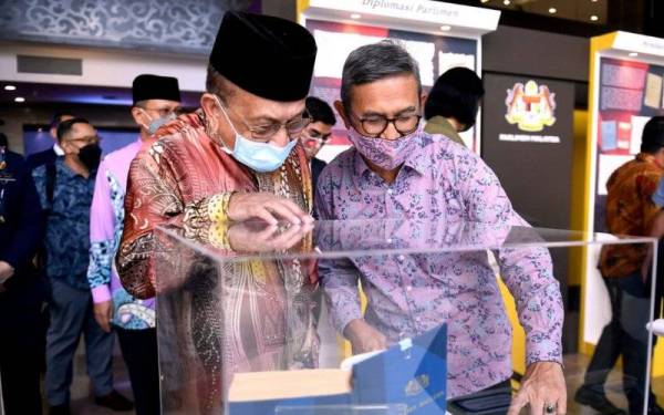 Yang Dipertua Dewan Negara Tan Sri Dr Rais Yatim (kiri) bersama Timbalan Yang Di-Pertua Dewan Rakyat Datuk Mohd Rashid Hasnon melawat ke pameran buku pada Majlis Perasmian Pameran Koleksi Manuskrip dan Nadir dan Pelancaran Sambutan Bulan Bahasa Kebangsaan Peringkat Parlimen Malaysia di Blok Ahli Parlimen dan Pentadbiran, Bangunan Parlimen hari ini. - Foto Bernama