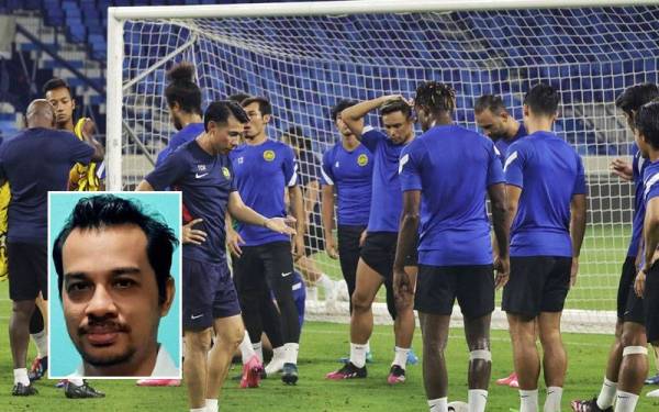 Cheng Hoe memantau latihan para pemain Harimau Malaya semasa kempen Kelayakan Piala Dunia 2022/Piala Asia 2023 di Dubai pada Jun lalu. FOTO: Football Association of Malaysia. FOTO: Football Association of Malaysia. Gambar kecil: Fazli