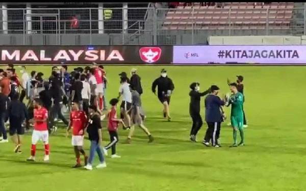 Antara gelagat penyokong yang memasuki padang selepas berakhirnya perlawanan antara KL City menentang Selangor FC di Cheras.