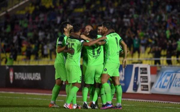 Adriano (tengah) meraikan jaringan golnya bersama rakan-rakan sepasukan pada aksi suku akhir kedua Piala Malaysia di antara Melaka United FC dan Sabah FC di Stadium Hang Jebat dekat Krubong pada Khamis. - Foto Bernama