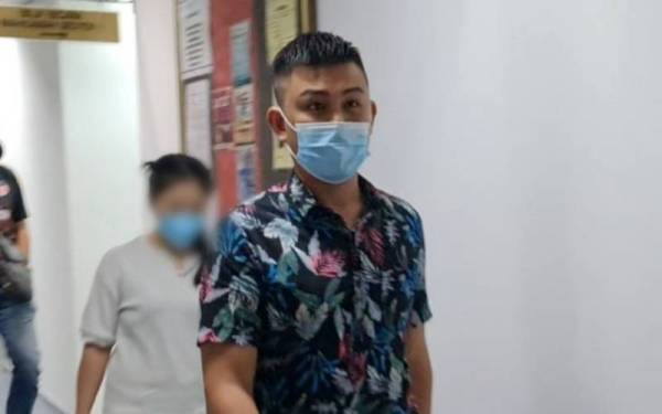 Zynetlee didakwa di Mahkamah Majistret Ampang pada Jumaat atas tuduhan menggunakan kekerasan dengan maksud mencabul terhadap seorang gadis 18 tahun di kedai vape bulan lalu.