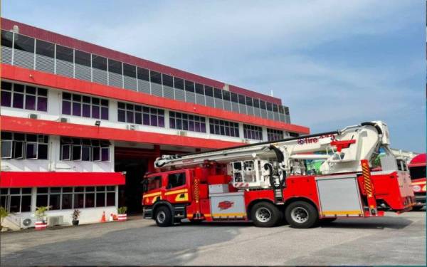 Pasukan bomba dan penyelamat Melaka bersiap siaga untuk PRN Melaka esok.