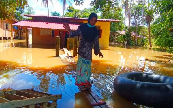 Banjir Sebok Landa Beberapa Kampung Di Rantau Panjang