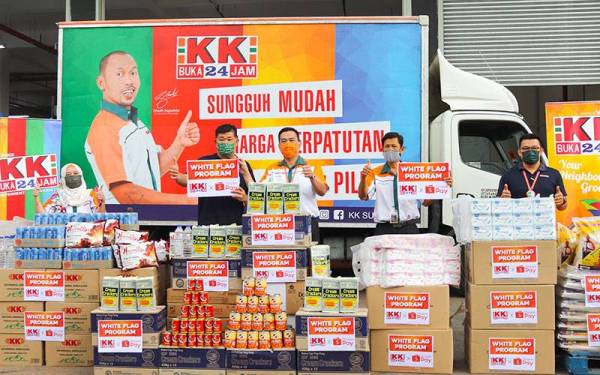 KK Chai (tengah) menyampaikan sumbangan produk hasil kempen Bendera Putih kepada Chee Heng (dua dari kanan) untuk diagihkan kepada golongan memerlukan.