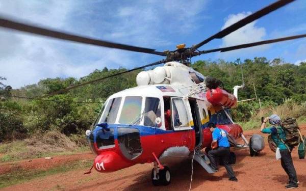 Unit Udara JBPM berjaya membawa keluar seramai 21 petugas KKM yang terkandas di Pos Tohoi, Gua Musang sejak Khamis (18 November). Foto: Ihsan JBPM