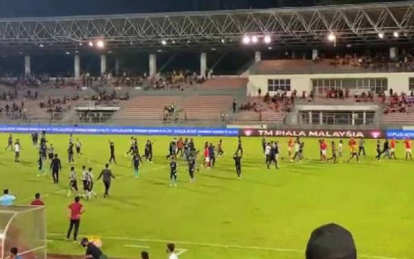 Antara gelagat penyokong yang memasuki padang selepas berakhirnya perlawanan antara KL City menentang Selangor FC di Cheras.