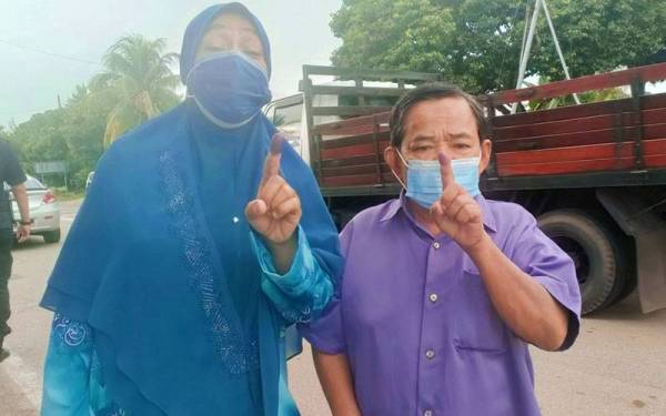 Harith dan isterinya, Asma membuang undi di SK Durian Tunggal, Alor Gajah pada Sabtu.