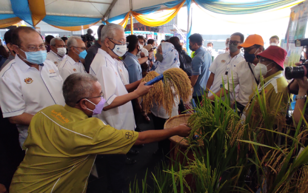 Ismail Sabri (tiga dari kiri) ketika melawat tapak pameran di Majlis Pelancaran Benih Padi IS21 di Loji Pengeluaran Benih Asas dan Tapak Penyelidikan Padi, Lot 4993, Sungai Leman, di sini pada Sabtu.