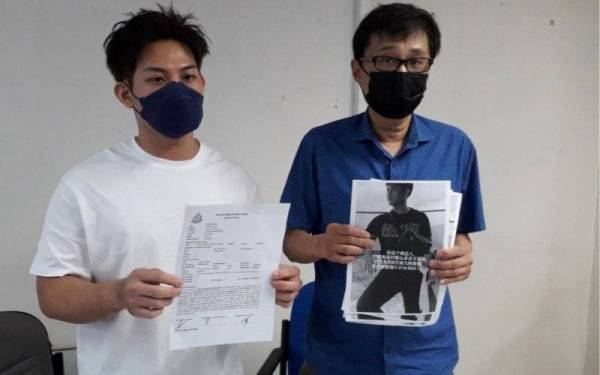 Chee Boon (kanan) bersama mangsa ah long, Tio Kai Cheng menunjukkan poster dan salinan aduan polis di Pejabat Biro MCA Penyelarasan Hal Ehwal Kerajaan di Taman Maju, Johor Bahru, pada Sabtu.