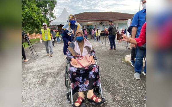 Maimun Hassan, 78, menjadi pengundi pertama tiba di Pusat Pembuangan Undi Sekolah Kebangsaan Durian Duan (K) Alor Gajah.