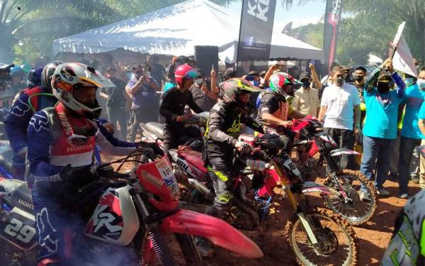 Muhammad Sanusi (kanan) ketika membuat pelepasan Aras Niaga Off-road Challenge 2021 di Sungai Toh Pawang, Bedong, Kedah pada Sabtu.