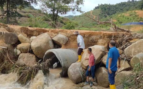 Keadaan salah sebuahu kolam ikan yang pecah akibat hujan lebat pada malam Jumaat. - (Foto: Pejabat Perikanan Daerah Jelebu)