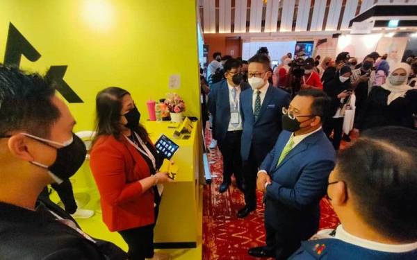 Amirudin melawat reurai disediakan selepas majlis perasmian 'Selangor Smart City dan Digital Economy Convention' di Pusat Konvensyen Kuala Lumpur pada Sabtu.