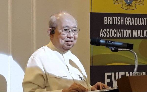 Tengku Razaleigh Hamzah ketika dalam ucapan sesi dialog dalam program anjuran Persatuan Graduan-graduan British Malaysia di kediamannya pada Sabtu.