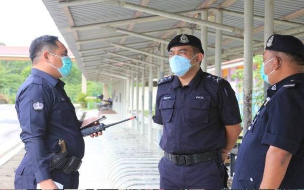 Afzanizar (tengah) melakukan lawatan ketika proses pengundian PRN Melaka di Sekolah Kebangsaan (SK) Tanjung Minyak 2, Melaka pada Sabtu.