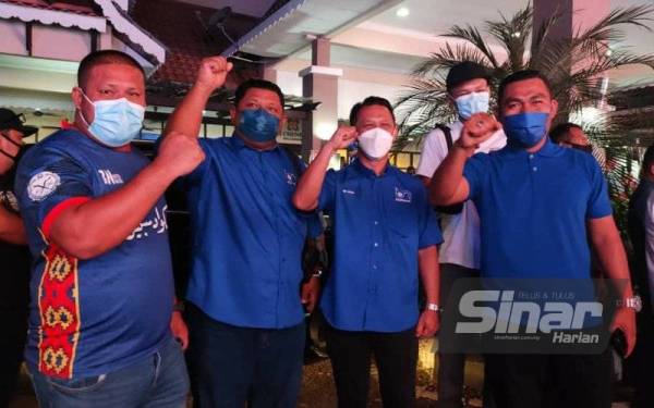 Sebahagian ahli Barisan Nasional (BN) bersorak gembira selepas parti itu menang majoriti 2/3 pada Pilihan Raya Negeri (PRN) Melaka pada Sabtu.