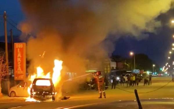 Keadaan Perodua Alza dinaiki mangsa yang 100 peratus terbakar dalam kejadian di Jalan Kuala Terengganu - Kuala Berang berhampiran Kampung Wakaf Beruas di Kuala Terengganu pada Sabtu. - Foto ihsan pembaca