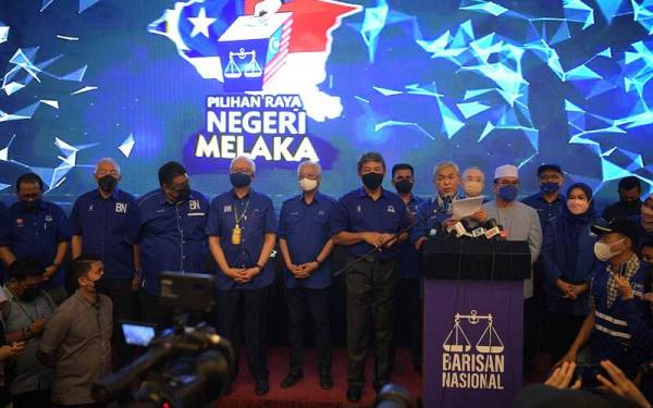 Pengerusi Barisan Nasional (BN) Datuk Seri Dr Ahmad Zahid Hamidi bersama kepimpinan BN meraikan kemenangan besar dua pertiga majoriti bagi membentuk kerajaan negeri Melaka. -Foto Bernama