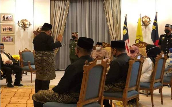 Sulaiman mengangkat sumpah Ketua Menteri Melaka ke-13 di hadapan Yang Dipertua Negeri Melaka, Tun Mohd Ali Rustam di Dewan Seri Utama awal pagi tadi. - Foto Facebook Wee Ka Siong 