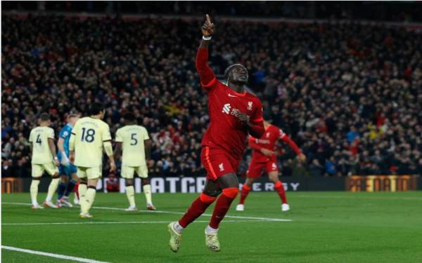 Mane antara penyumbang gol Liverpool ketika mengatasi Arsenal di Anfield. - Foto Premier League