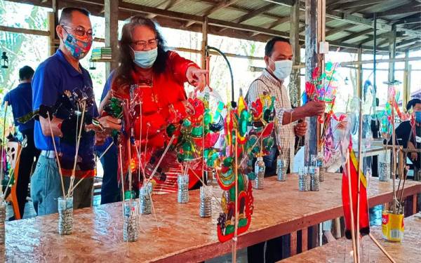 Patung wayang kulit plastik cetus inovasi baharu