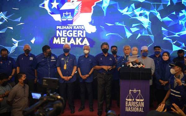 Ahmad Zahid bersama kepimpinan BN meraikan kemenangan besar dua pertiga majoriti bagi membentuk kerajaan negeri Melaka pada PRN di Command Center BN. -Foto Bernama