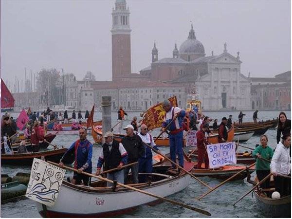 Penduduk Venice membantah kerosakan yang disebabkan oleh ombak besar dan pencemaran yang didakwa terjadi akibat kehadiran bot moden di Venice, Itali. - Foto Reuters