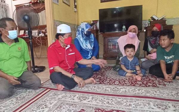 Ahmad (dua dari kiri) ketika mengadakan Ziarah Kasih di Kampung Dalam Pontian.