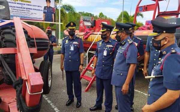 Abd Rahim (dua,kanan) diiringi Wan Mohammad Zaidi (kiri) meninjau aset logistik bomba yang sedia digerakkan sekiranya banjir berlaku di negeri ini.