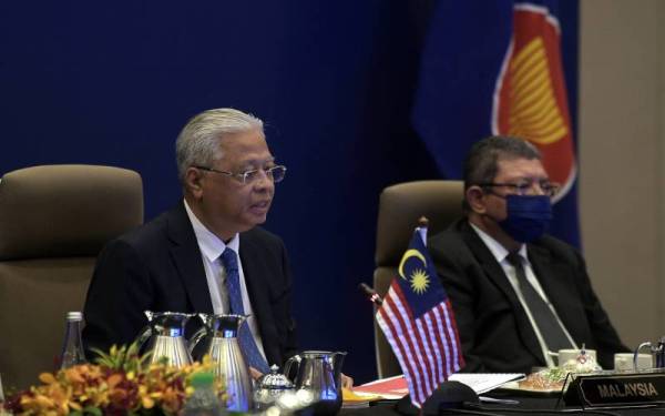 Ismail Sabri (kiri) berucap pada Sidang Kemuncak Khas ASEAN-China sempena memperingati ulang tahun ke-30 Hubungan Dialog ASEAN-China menerusi persidangan video, hari ini.   Turut hadir Menteri Luar Datuk Saifuddin Abdullah. Foto Bernama