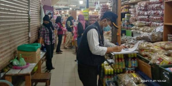 Operasi bersepadu JKNK di Pasar Besar Siti Khadijah dan Medan Selera Bazar Buluh Kubu di sini pada Ahad. Foto Facebook JKNK