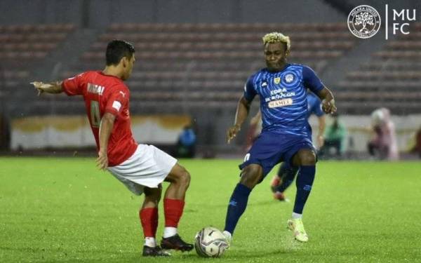 Norde (kanan) bersaing dengan pemain KL City pada aksi separuh akhir pertama Piala Malaysia di Stadium Bola Sepak Kuala Lumpur, Cheras sebentar tadi. - Foto FB Melaka United FC