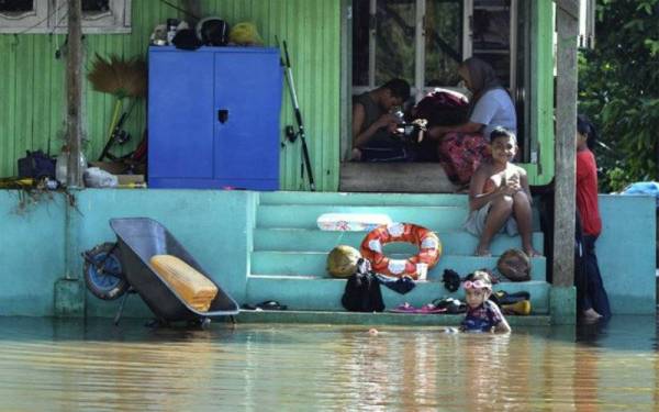 Penduduk perlu siap sedia untuk berpindah jika banjir semakin buruk. - Foto hiasan/Bernama