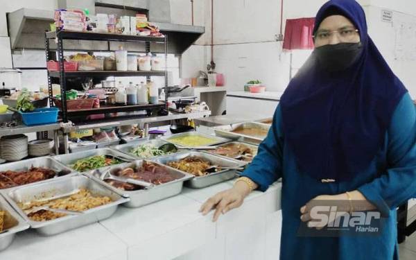 Khalija menunjukkan sebahagian masakan lauk pauk yang terdapat di Kafeteria Eja di sebuah kilang di Taman Teknologi Cheng.