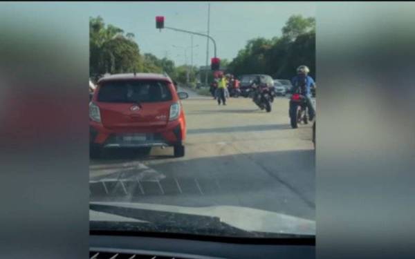 Polis masih mengesan empat lagi individu yang turut bertindak sebagai marsyal seperti mana dalam rakaman video yang tular.