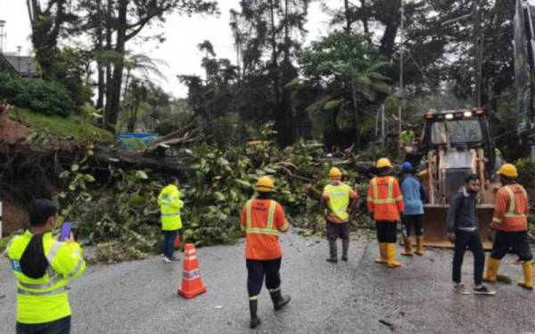 Laluan FT059 Jalan Tapah-Cameron Highlands di Seksyen 62.65 akan ditutup sementara bermula hari ini bagi kerja-kerja kecemasan akibat tanah runtuh yang berlaku petang semalam. - Foto JBPM/APM 