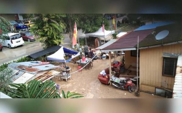 Keadaan banjir kilat yang melanda Bukit Belacan pada Isnin (gambar ihsan Facebook Mohd Sharif).